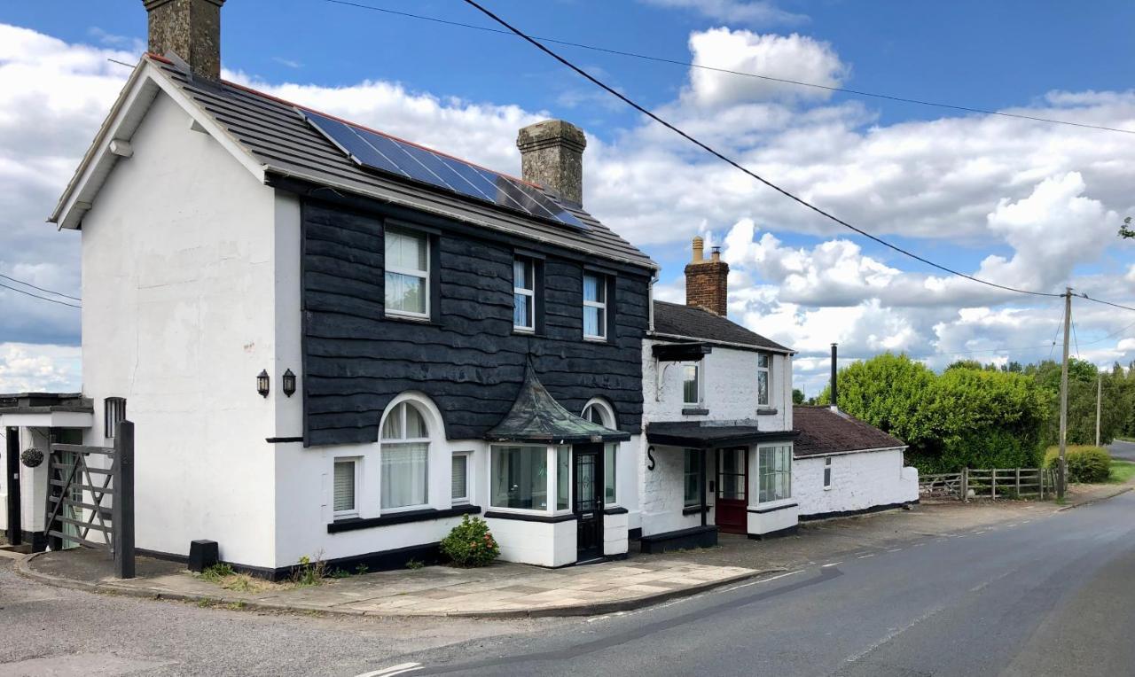 The Old Tavern Annex Swindon Extérieur photo
